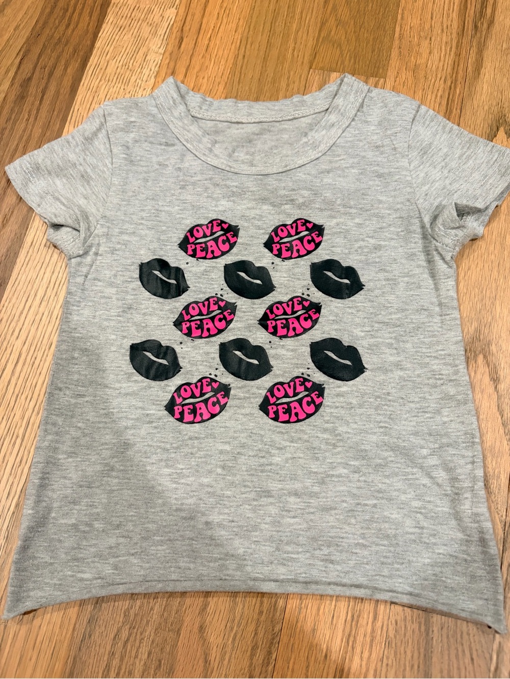 Denny’s toddler girl love and peace mouth print tshirt